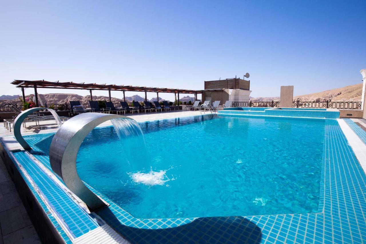 Petra Moon Luxury Hotel Wadi Musa Exterior foto Rooftop pool at the Grand Hotel