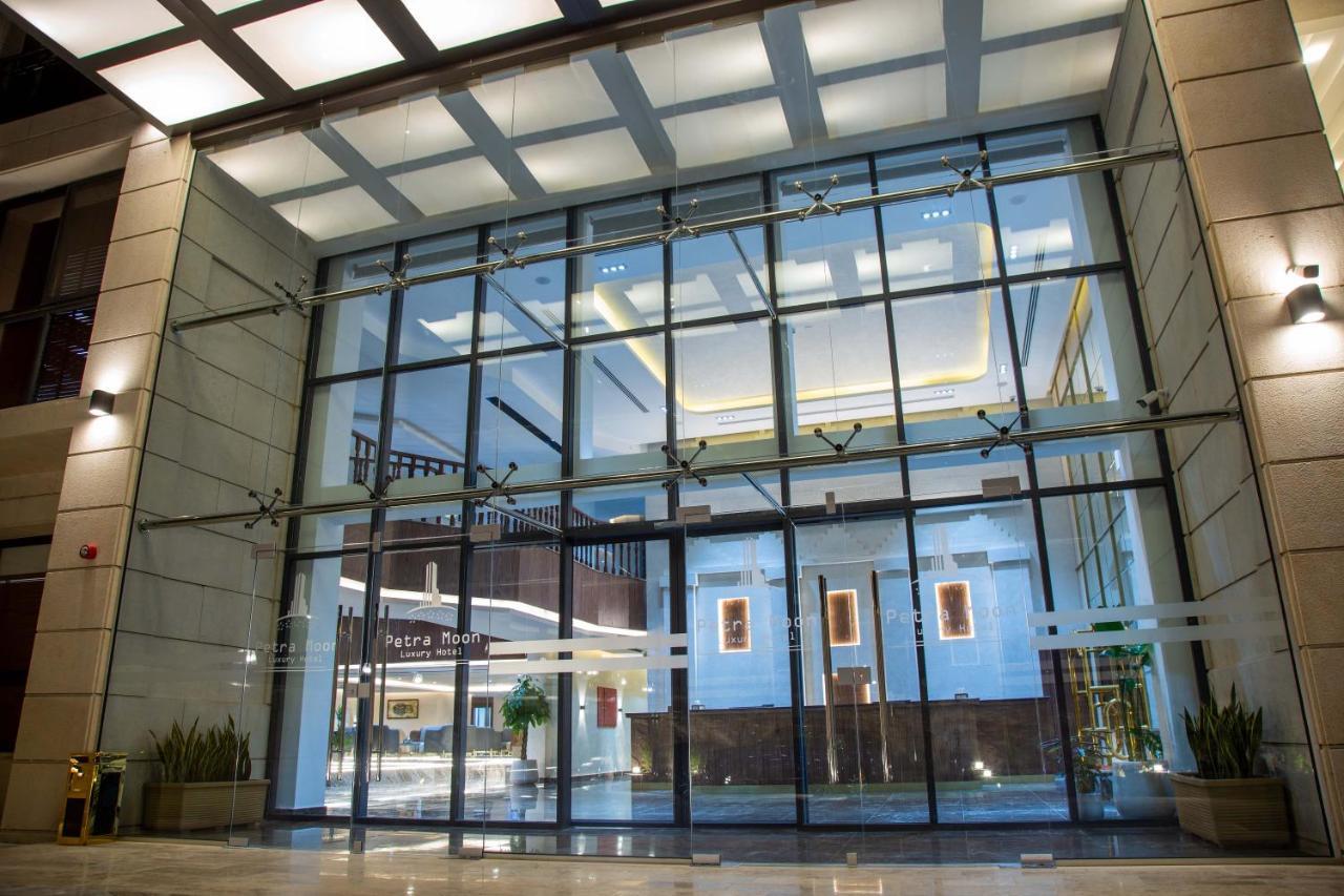 Petra Moon Luxury Hotel Wadi Musa Exterior foto The lobby of the hotel
