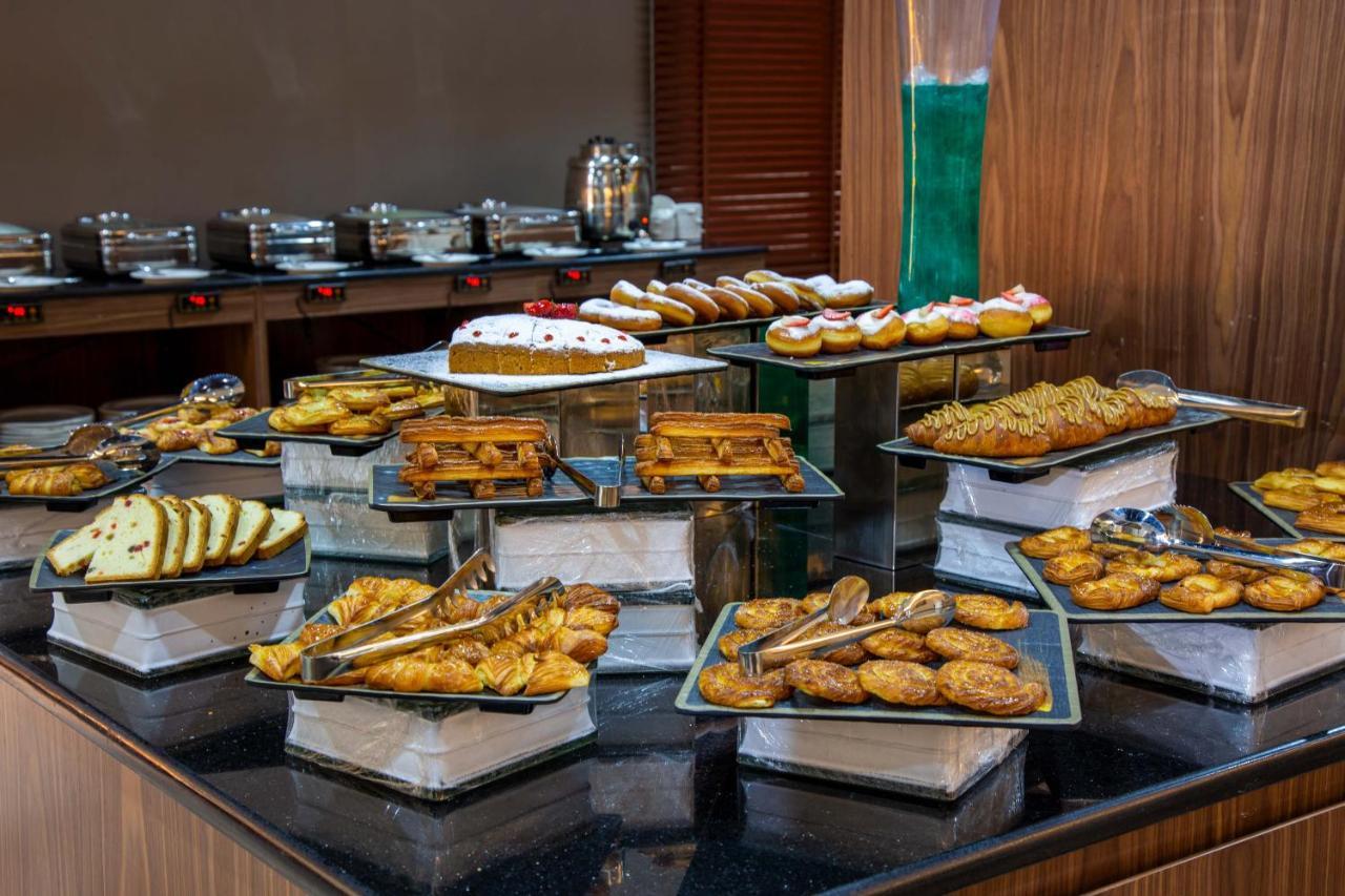 Petra Moon Luxury Hotel Wadi Musa Exterior foto A dessert buffet