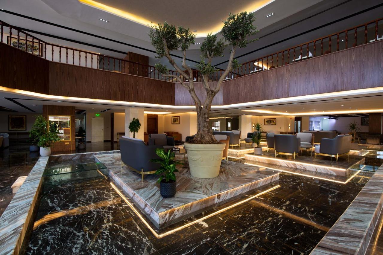 Petra Moon Luxury Hotel Wadi Musa Exterior foto The lobby of the hotel