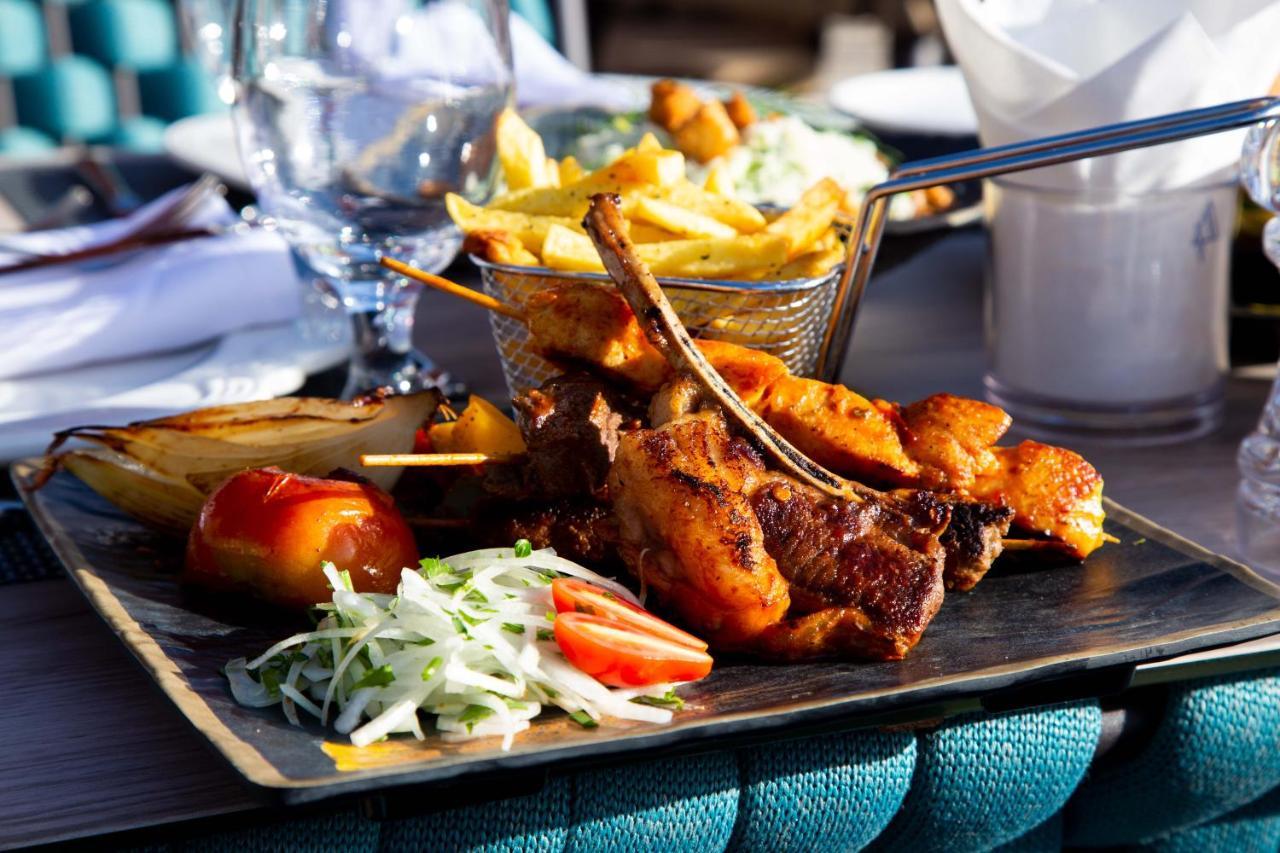 Petra Moon Luxury Hotel Wadi Musa Exterior foto A plate of grilled lamb chops with chips and salad