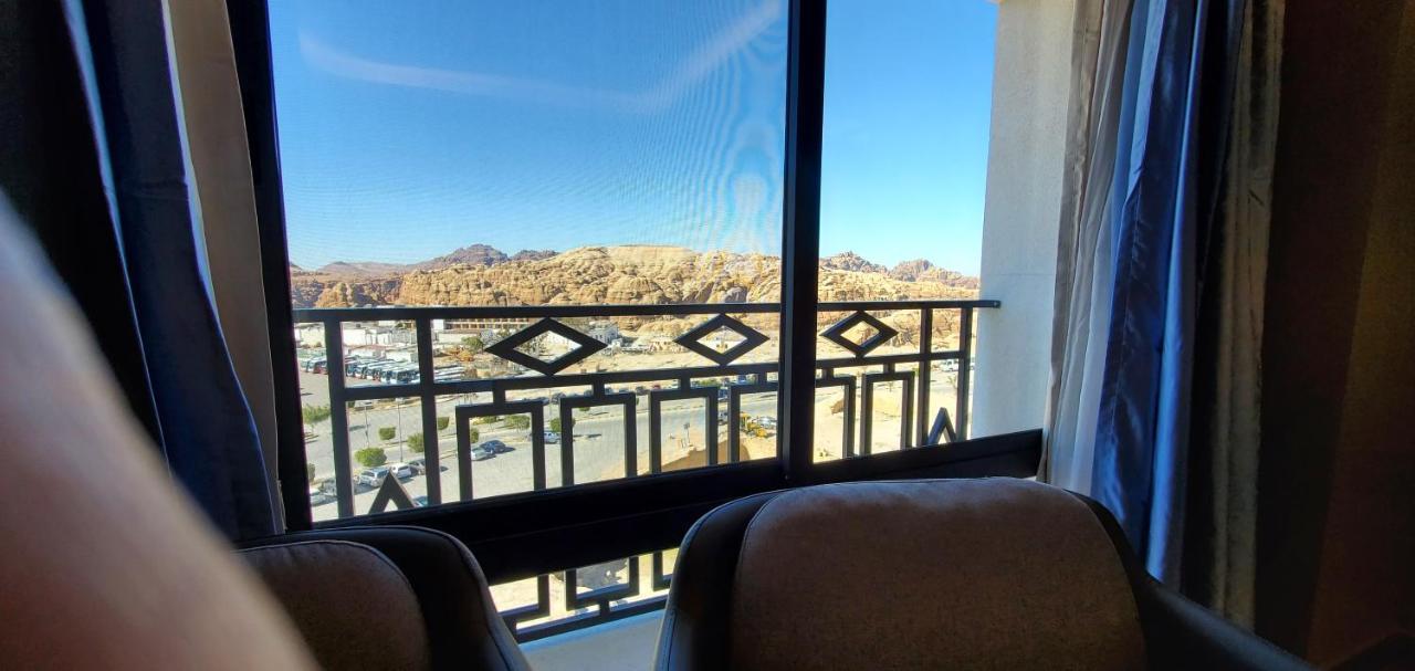 Petra Moon Luxury Hotel Wadi Musa Exterior foto View of the desert from a hotel in Al-Madinah