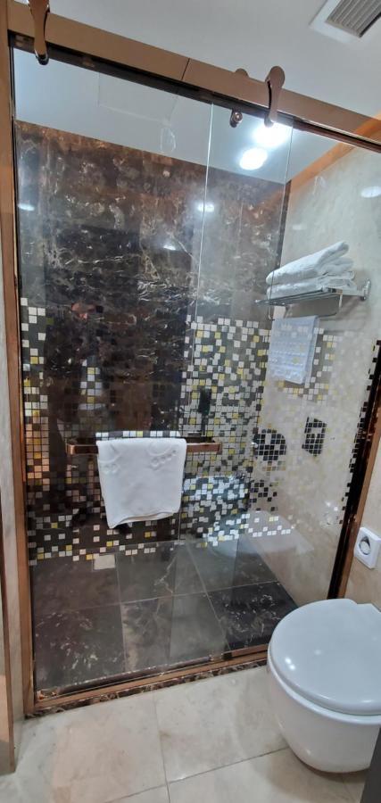 Petra Moon Luxury Hotel Wadi Musa Exterior foto A shower door
