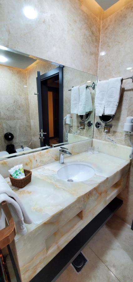 Petra Moon Luxury Hotel Wadi Musa Exterior foto Bathroom