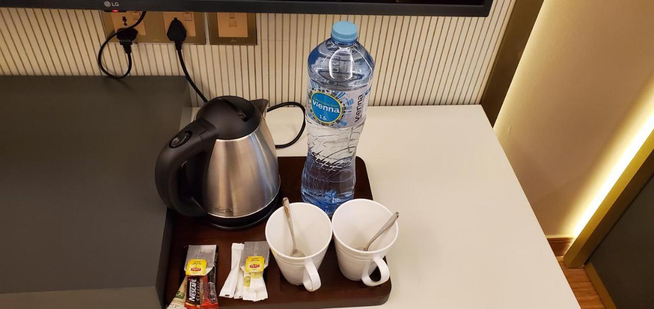 Petra Moon Luxury Hotel Wadi Musa Exterior foto A kettle with a bottle of water